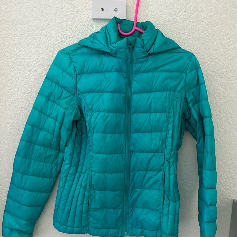 Packable puffer jacket